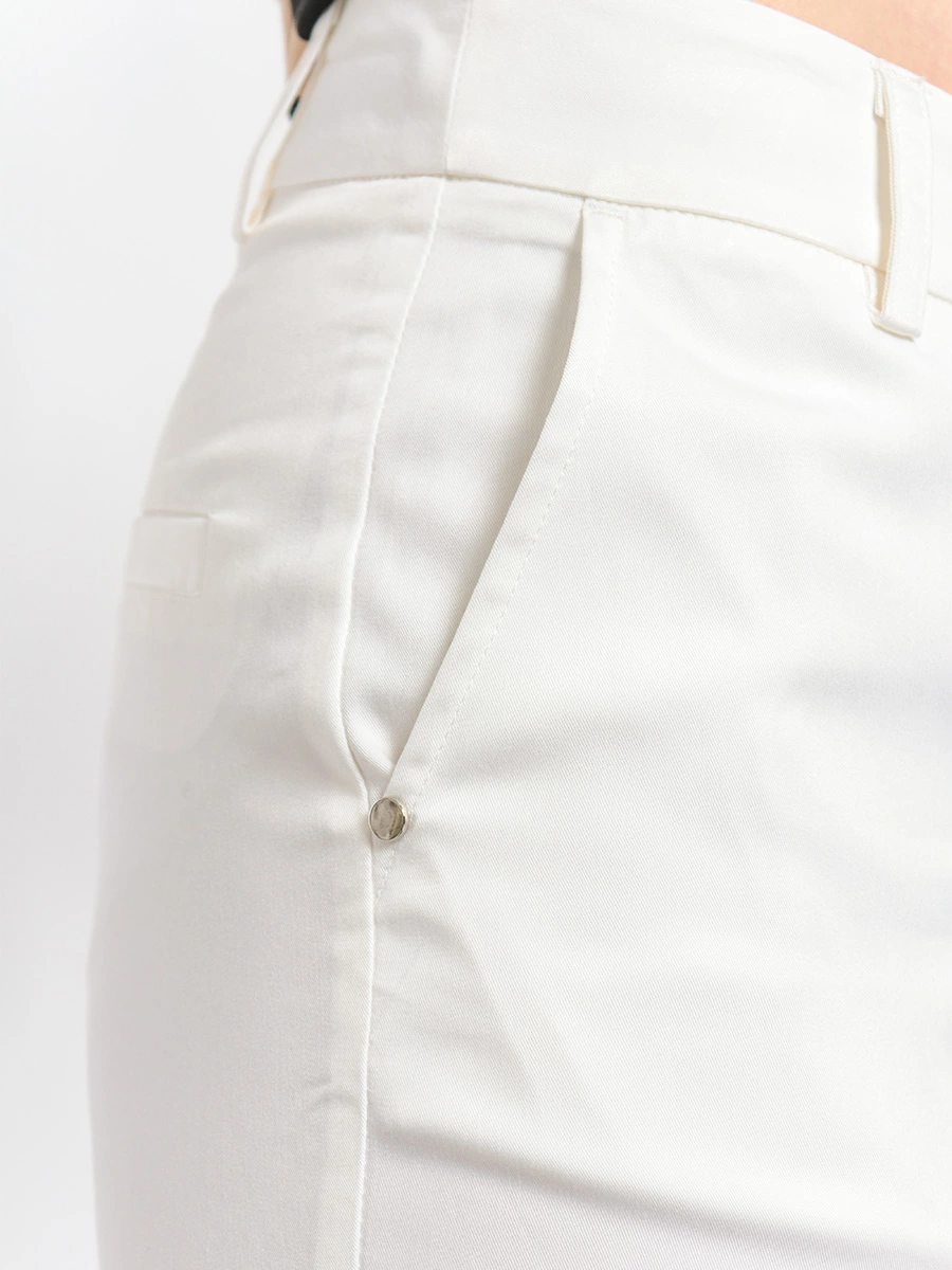 Зауженные белые брюки